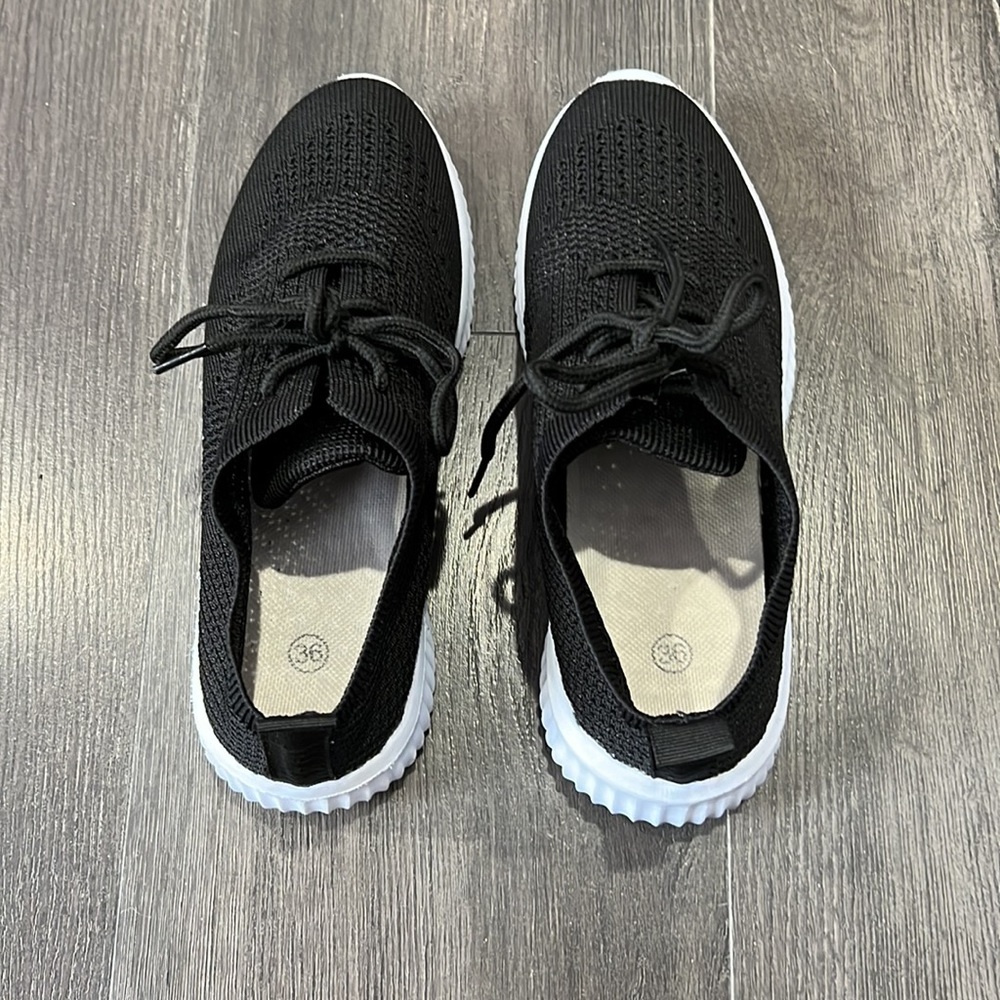 Athletic shoes - Picture 3 of 6